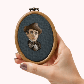 М. А. Булгаков  1 299 ₽  Комплектация: С рамкой. Откройте мир мистики и философских раздумий с набором для вышивки крестом, представляющим миниатюрный портрет Михаила Афанасьевича Булгакова.Этот гениальный писатель подарил нам произведения, полные сатиры, мистики и глубокого смысла, такие как «Мастер и Маргарита», «Собачье сердце» и «Белая гвардия». Cтандарт качества. Stitchfly с Zweigart и DMC Количество цветов: 28 Техника: petit-point & stich Каунт: 32 Сложность: Высокая Цвет канвы: Графитовый 