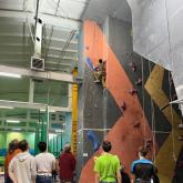 Взрослый скалодром. Создание трасс разной сложности. Трассы проектируют профессионалы скалолазного спорта.