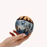 3D Шар всевластия  2 699 ₽  Первый в мире 3D набор для вышивки крестиком. Оригинальное изображение создана художником специально для 3D шара, а мир придуман писателем Джоном Толкином.Шар светиться в темноте, а надпись написан на языке Мордара.В переводе на человеческий язык: Одно Кольцо, чтоб править всеми, Оно главнее всех, Оно соберёт всех вместе И заключит во Тьме.  Cтандарт качества. Stitchfly с Zweigart и DMC Количество цветов: 21 Техника: Полный крест Каунт: 14 Сложность: Средняя Цвет канвы: Беж.