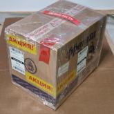 Ручка-лента на картонной коробке. Лента маркировочная с текстом "Будь осторожен! Хрупкое! и "Акция", красного цвета и термоэтикетки 