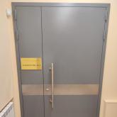 Противопожарная двупольная дверь с накладкой из нержавейки