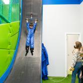 Горка свободного падения. Нужно держаться за специальную ручку, тянущую тебя на самый верх. И на самой вершине придется разжать пальцы и скользить вниз по склону горки. Дух звахватывает, но безопасность обеспечена!