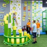 Лестница великана. Помогает преодолеть страх высоты, улучшает координацию движений и умение держать равновесие. Защиту от падения обеспечивает страховочная система.