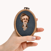 Эдгар Аллан По — тайна в каждом стежке Цена: 1 399₽ Варианты комплектации: •	С рамкой •	Без рамки Погрузитесь в мрачный и завораживающий мир Эдгара Аллана По с помощью набора для вышивки крестом. Этот портрет, созданный для ценителей его мистической и готической прозы, станет отражением гения, стоящего у истоков детективного жанра. По, автор таких шедевров, как «Ворон» и «Падение дома Ашеров», стал символом загадочности и глубоких размышлений о человеческой природе.