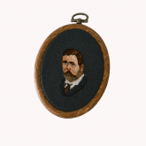 Брэм Стокер  1 199 ₽  Комплектация  С рамкой Без рамки  Откройте для себя мистическую атмосферу готической литературы с этим набором для вышивки крестом, посвящённым Брэму Стокеру — ирландскому писателю, подарившему миру легендарного "Дракулу". Доступен предзаказ по специальной цене, сборка: 7- 10 дней.  Cтандарт качества. Stitchfly с Zweigart и DMC Техника: petit-point & stich Каунт: 32 Сложность: Высокая Цвет канвы: Графитовый Особенность: Реалистичная вышивка Канва: Zweigart Нитки: DMC