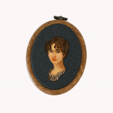 Джейн Остин  1 099 ₽ Комплектация:С рамкой.Откройте для себя мир романтики и тонкого юмора с набором для вышивки крестом, представляющим миниатюрный портрет Джейн Остин — выдающейся английской писательницы, чьи произведения, такие как «Гордость и предубеждение» и «Разум и чувства», остаются любимыми на протяжении веков.Cтандарт качества. Stitchfly с Zweigart и DMC Техника: petit-point & stich Каунт: 32 Сложность: Высокая Цвет канвы: Графитовый Особенность: Реалистичная вышивка Канва: Zweigart Нитки: DMC