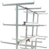 Тележка для хранения и транспортировки профилей   Прочная стальная конструкция Тележка для транспортировки и хранения профильных заготовок перед распилом и после распила Быстрый доступ благодаря упорядоченному хранению Идеальная система транспортировки для фасадных конструкций Тележку также можно использовать в качестве передвижного промежуточного накопителя 4 направляющих колеса, из них 1 со стояночным тормозом.