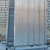 Тележка для транспортировки и сортировки штапиков   Прочная стальная конструкция Идеально подходит для вертикальной транспортировки и сортировки штапиков Тележка для штапиков с 44 отсеками 22 отсека с каждой стороны 4 направляющих колеса, из них 1 со стояночным тормозом.