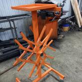 Разматыватель на 2 катушки и Разматыватель на 4 катушки для производства окон. В наличии и на заказ. Держатель катушки уплотнения вращается плавно на подшипниках, за счет этого он не расшатывается даже спустя годы (!), регулируется под все диаметры бухт.