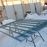 Производим монтажные столы (столы для сборки окон) по Вашим размерам и др. С покрытием (щеточное, пластиковое) и без. При необходимости на колесиках и на регулируемых ножках. Стандартный монтажный стол используется при монтаже фурнитуры и конечной сборки оконных конструкций. Стол поставляется в разобранном виде. Регулируемые по высоте ножки позволяют точно установить стол даже на неровной поверхности.