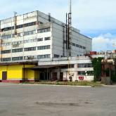 В городе Кингисепп продается промышленное здание и хозяйственные постройки на земельном участке 1,6 га. Центральные коммуникации, в том числе центральный газ, подведены, электричество 1260 кВА.