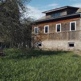 Одноэтажный жилой дом 84.1(53.7) кв.м 1994 г/п из бруса, с верандой и подвалом на земельном участке 12 соток ИЖС в поселке Парголово в Санкт–Петербурге, отопление — газовый котел, городской телефон.