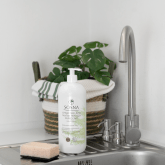 Подарите своей кухне новую жизнь с нашим средством для мытья посуды! Это не просто средство для мытья — это ваш надежный помощник в создании чистоты и уюта на кухне. Эффективность, на которую можно положиться Наша уникальная формула разработана с использованием высококачественных компонентов, которые мгновенно справляются с самыми сложными загрязнениями. Жирные пятна, остатки пищи и неприятные запахи — забудьте о них! Всего несколько капель нашего средства достаточно, чтобы вернуть вашей посуде блеск и чист