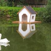 Домики для Лебедей плавучие.