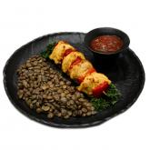 Куриный шашлык с чечевицей и соусом