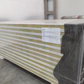 Для предотвращения повреждений сэндвич-панели упаковываются на заводе раздельно по типам и размерам в транспортные пакеты.