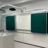 Рельсовая раздвижная система досок с классной классической и интерактивной доской в центральной части