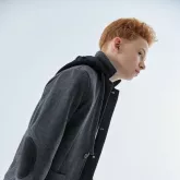 Пиджак SPORT CHIC- трендовый жакет со съемным вязаным капюшоном, вставками на рукавах и накладными карманами спереди серого цвета.  Данную модель можно носить как верхнюю одежды в теплое время года.  Необычный крой и силуэт создадут уникальный кэжуальный стиль.