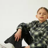 Джинсы RISE-Клешенные джинсы из плотного хлопка с регулируемой резинкой на поясе черного цвета.