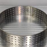 Перфорированное кольцо из нержавеющей стали для выпечки тартов и кишей.