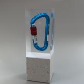 Стела из полимерной смолы на подставке из искусственного камня с заливкой карабина