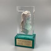 Выставочный образец флюорита на подставке с подсветкой