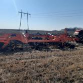 Агрегат диско-чизельный – АДУ-4Ч Агрегат диско-чизельный АДУ-4Ч – машина от ведущего в отрасли производителя, которая обладает преимуществами при работе на поле и способна выдерживать большие тянущие усилия. Благодаря комбинации передних дисков, чизельных лап и прикатывающего катка, агрегат обеспечивает работу с любыми видами пожнивных остатков, дает возможность контролировать степень уплотнения почвы, производить выравнивание обрабатываемого поля и вести эффективную и экономичную обработку почвы для дальне