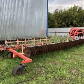 Лущильник дисковый гидрофицированный ЛДГ-12 и ЛДГ-15 Лущильник предназначен для обработки почвы и лущения стерни после уборки зерновых культур, а также для обработки почвы после вспашки в качестве односледной дисковой бороны при разделке пластов и измельчении глыб.