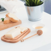 Маслёнка из дерева с пластиковой крышкой 