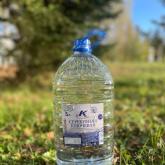 Вода питьевая объемом 5 л.
