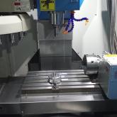 Вертикальный фрезерный ОЦ TOPMILL 650S  с возможностью обработки в четырех осях. Рабочая поверхность  стола: 800*420 мм