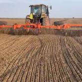 Каток полевой кольчато-зубчатый КПКЗ-9 Каток полевой кольчато-зубчатый КПКЗ-9 (далее – каток) предназначен для поверхностной обработки почвы до и после посева:  дробление комьев и глыб, выравнивание поверхности, прикатывание заранее вспаханной или взрыхленной почвы; обеспечение контакта семян с почвой, прикатывание для образования плотного поверхностного слоя для удержания влаги (послепосевная обработка).