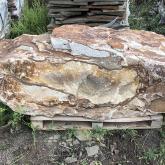Валун бело-желто-коричневый