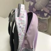 Рюкзак школьный с ортопедической спинкой, твердое дно, рисунок и цвет может быть любой, вес 500 гр, размеры: Ш30*В40*Г13, светоотражающая лента на лямках, 2 боковых кармана для бутылочки 0,5 л. снаружи, внутри один карман на замке и отделение для тетрадей, не маркий, ткань легкая в уходе. Фурнитура качественная европейская. Проработан каждый элемент, производство в России г. Краснодар. 