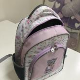 Рюкзак школьный с ортопедической спинкой, твердое дно, рисунок и цвет может быть любой, вес 500 гр, размеры: Ш30*В40*Г13, светоотражающая лента на лямках, 2 боковых кармана для бутылочки 0,5 л. снаружи, внутри один карман на замке и отделение для тетрадей, не маркий, ткань легкая в уходе. Фурнитура качественная европейская. Проработан каждый элемент, производство в России г. Краснодар. 