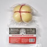 Сыр Проволоне Алтайский от Двух Сыроваров.  Итальянский полутвёрдый сыр сваренный из коровьего молока.   Обладает гладкой текстурой и имеет мягкий и нежный вкус.