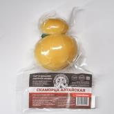 Сыр Скаморца Алтайская от Двух Сыроваров.  Итальянский полутвёрдый сыр сваренный из коровьего молока.    Сыр формируют вручную, поэтому он имеет необычную форму «груши».   Обладает гладкой текстурой и нежным вкусом с ярко выраженным ароматом копчения.