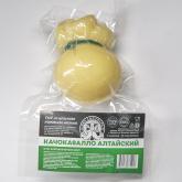 Сыр Качокавалло Алтайский от Двух Сыроваров.  Итальянский полутвёрдый сыр сваренный из коровьего молока.   Обладает гладкой текстурой и сливочным вкусом.   Сыр формируют вручную, поэтому он имеет необычную форму «груши».