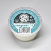 Сыр Моцарелла Алтайская от Двух Сыроваров.  Свежий слоистый сыр, имеет легкий сливочный вкус, не соленый.   Белоснежно-кремовый шарик с гладкой поверхностью.