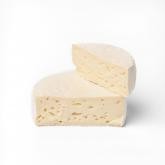 Сыр Бри от Двух Сыроваров.  Французский мягкий сыр с благородной белой плесенью.   Молодой сыр обладает мягким сливочным вкусом  Выдержанный обладает более острым и пикантным вкусом  Корочка с бархатистой белой плесенью съедобна.