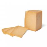 Сыр Качотта Алтайская с паприкой от Двух Сыроваров.  Итальянский полутвёрдый сыр с легкой корочкой изготовленный из коровьего молока. Консистенция сыра эластичная.  Хлопья сладкой паприки придают вкус спелых перцев.