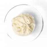 Сыр Страчателла Алтайская от Двух Сыроваров.  Мягкий нежный сыр, производимый из коровьего молока.   Тонкие пористые нити сыра пропитанные сливками.   Обладает нежным сливочным вкусом.