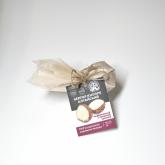 Сыр Белпер Кнолле свежий с паприкой от Двух Сыроваров.  Имеет мягкую творожную консистенцию и обсыпан смесью трав и паприки.   Обладает насыщенным вкусом