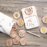 LisKids представляет обучающий набор деревянных фишек «Азбука» и приглашает в увлекательное путешествие в мир букв!  В занимательной игровой форме ваш ребёнок будет знакомиться с буквами и научится основам письма.  На эко-фишки нанесены авторские акварельные изображения животных и предметов и подписаны их названия.  Выбранная фишка вставляется в круглое отверстие на планшете,  И с помощью букового карандаша на песке пишется первая буква, соответствующая изображению.  