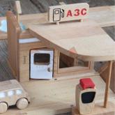 После долгой дороги любому автомобилю необходимо подкрепиться и передохнуть. А это значит пора заехать на заправку! Чтобы ваши машинки были всегда полными сил, ЛисКидс подготовил для них деревянную игру «АЗС»!  Эко-набор «АЗС» состоит из одиннадцати частей. Перед тем как начать играть, нужно сначала собрать заправку, что будет интересно для детей в любом возрасте и станет еще одним элементом игры. Игрушка будет отличным дополнением к эко-набору «Автомобильная дорога».