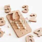 отите научить своего малыша основам счета и познакомить с цифрами, но не знаете с чего начать? Начните с математического планшета от ЛисКидс!  Деревянный планшет, цифры, бусинки и пинцет – всё, что нужно для увлекательных занятий и нестандартного обучения ребёнка азам математики!  Вы увидите искреннюю заинтересованность в глазах вашего чада, и он не будет увиливать от занятий – ведь получать новые знания с необычным эко-планшетом так здорово и интересно!  А результат ваших трудов не заставит себя долго ждат