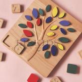 Представляем вашему вниманию увлекательное авторское пособие «Дерево счета» от мастерской ЛисКидс. В этой эко-игре собраны самые необходимые функции, которые помогают детям шагнуть на следующую ступень знаний.  При этом «Дерево счета» – не скучное пособие с однообразными заданиями. Игра действительно быстро захватывает детей в любом возрасте, они сами стремятся инициировать игру, с интересом выполняя задачи.  Яркие цвета листьев дерева помогают легко освоить счёт, и уже скоро ваш малыш будет проверять вас: 