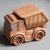 Если вы спросите у мальчика, какая у него любимая игрушка, он обязательно покажет вам своего верного четырехколесного друга. Но машинки уже давно занимают почётное место на полке с игрушками не только у мальчиков, но и у девочек! И это правильно!  Играя в машинки, малыш, независимо от пола, развивает координацию, моторику, творческое мышление. Также ребёнок учится самостоятельной игре, что дает родителям больше личного времени.  У нашего эко-грузовичка опрокидывается кузов – совсем как у настоящего «взросло