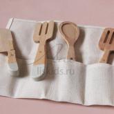 Эко-игрушка «Я хозяйка» от ЛисКидс – первые шаги малыша к самостоятельности на кухне.  Придумывая сюжет игры, ребёнок сможет развить свои творческие способности, логическое мышление, воображение, разнообразит словарный запас, выучит названия кухонных принадлежностей и обязательно полюбит готовить! Эта игра будет интересна не только девочкам, но и мальчикам, ведь, как известно, лучшие повара – это мужчины!  Эко-набор включает в себя кухонную лопатку, вилку, ложку, нож и сумку с кармашками для хранения принад