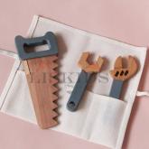 Дети очень любят повторять за взрослыми и копировать их действия. Если мама варит суп, то малыш тоже обязательно возьмет свою игрушечную кастрюльку и будет помешивать свой «суп» ложечкой, если папа достаёт ящик с инструментами, то и ребёнок захочет попробовать что-нибудь «отремонтировать». Но как объяснить любознательному малышу, что папины инструменты не предназначены для игр?  Ответ прост – надо предложить ему что-то похожее взамен, и в этом случае вам пригодится игровой эко-набор «Инструменты» от ЛисКидс